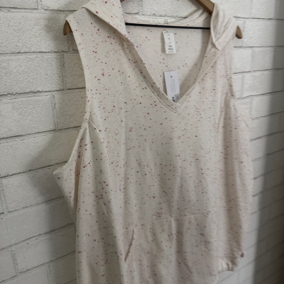 LIVI ACTIVE Lane Bryant Sleeveless V-Neck French Terry Hooded Tank - Picture 3 of 9